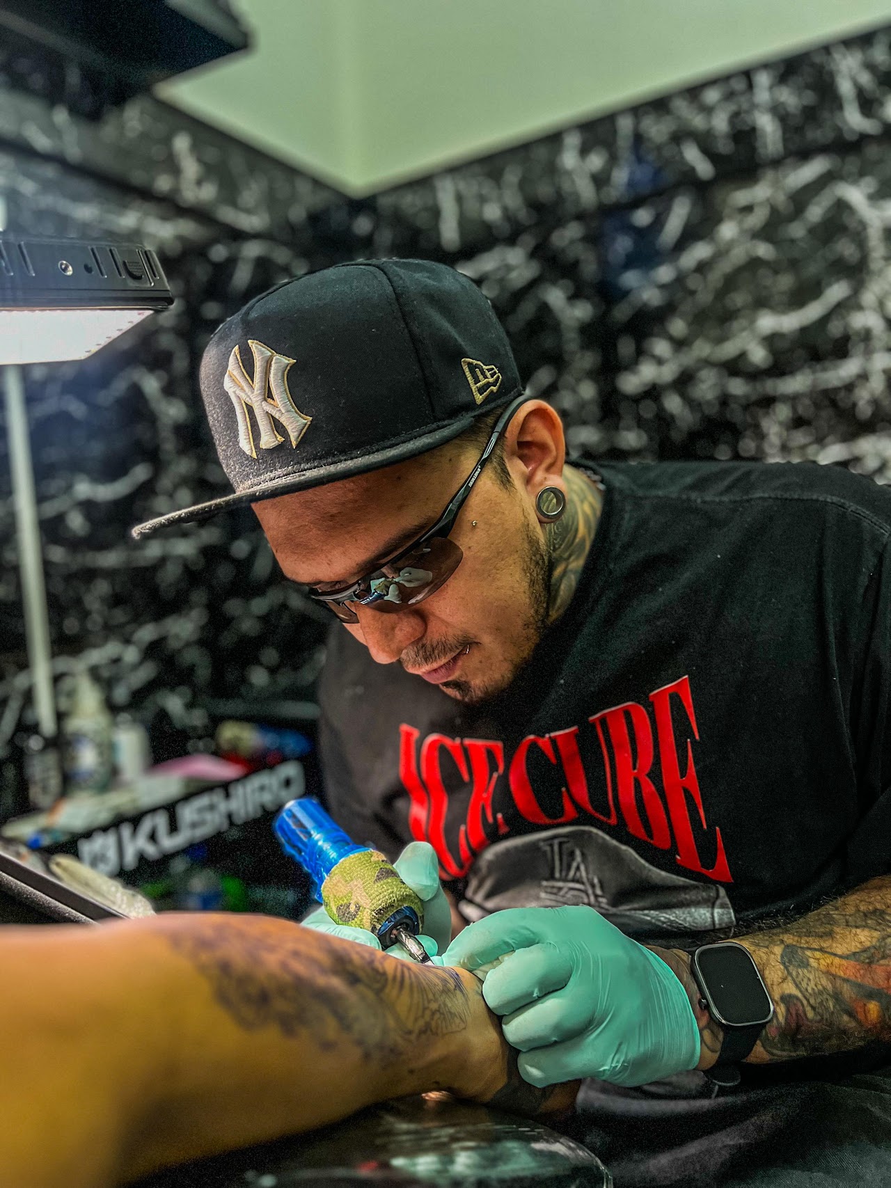 Diego Ruiz tatuando en el estudio de Buenos Aires
