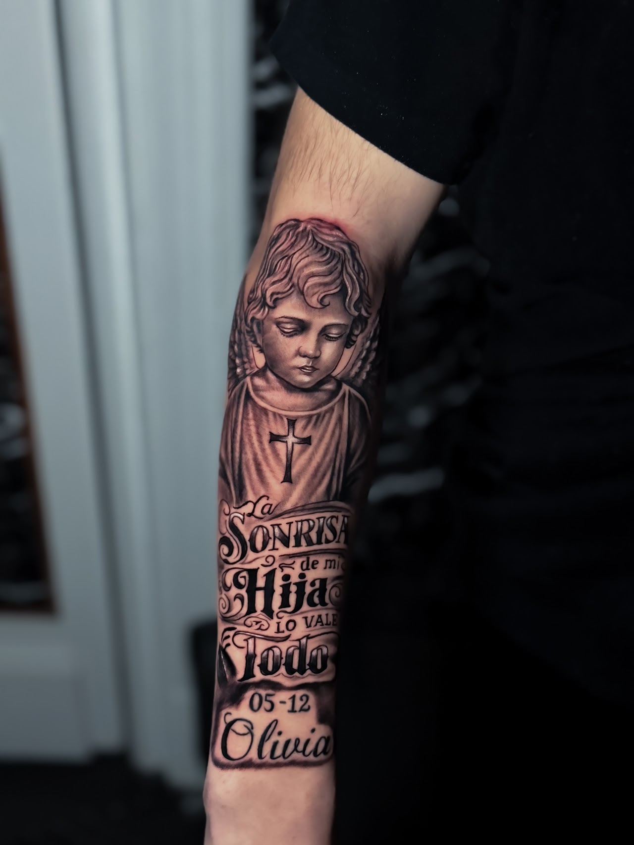 Tatuaje realista de león en brazo