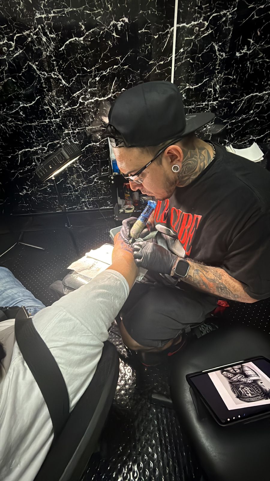 Cover-up de pecho con composición gótica realista